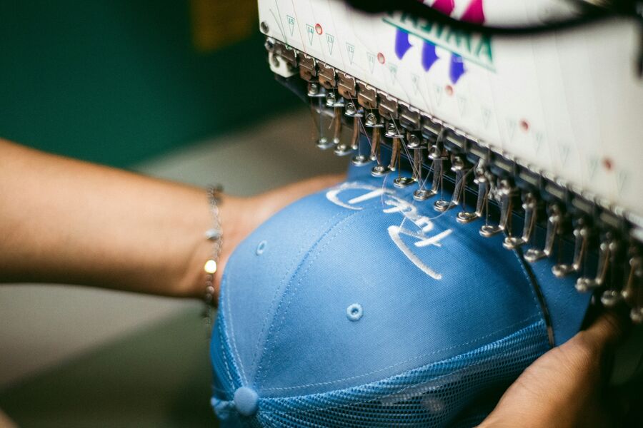Bordado en gorra con máquina industrial